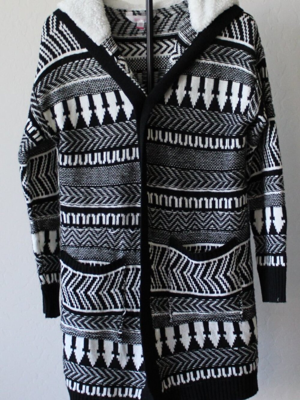 Black & White Tribal Print Hooded Cardigan – Cozy Sherpa Collar Sweater – Size M